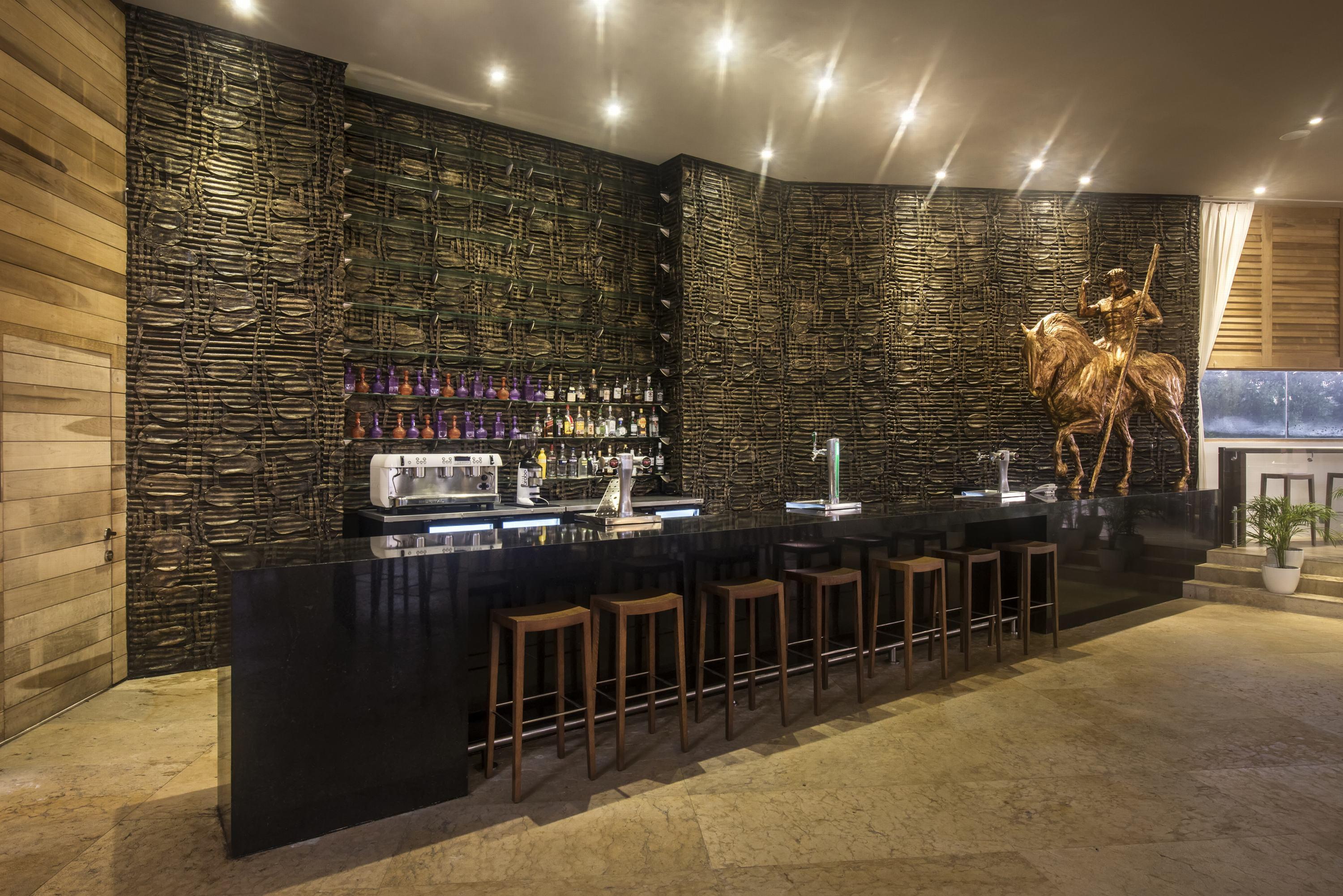 Platinum Yucatan Princess Adults Only Плайя-дель-Кармен Екстер'єр фото The bar at the lobby