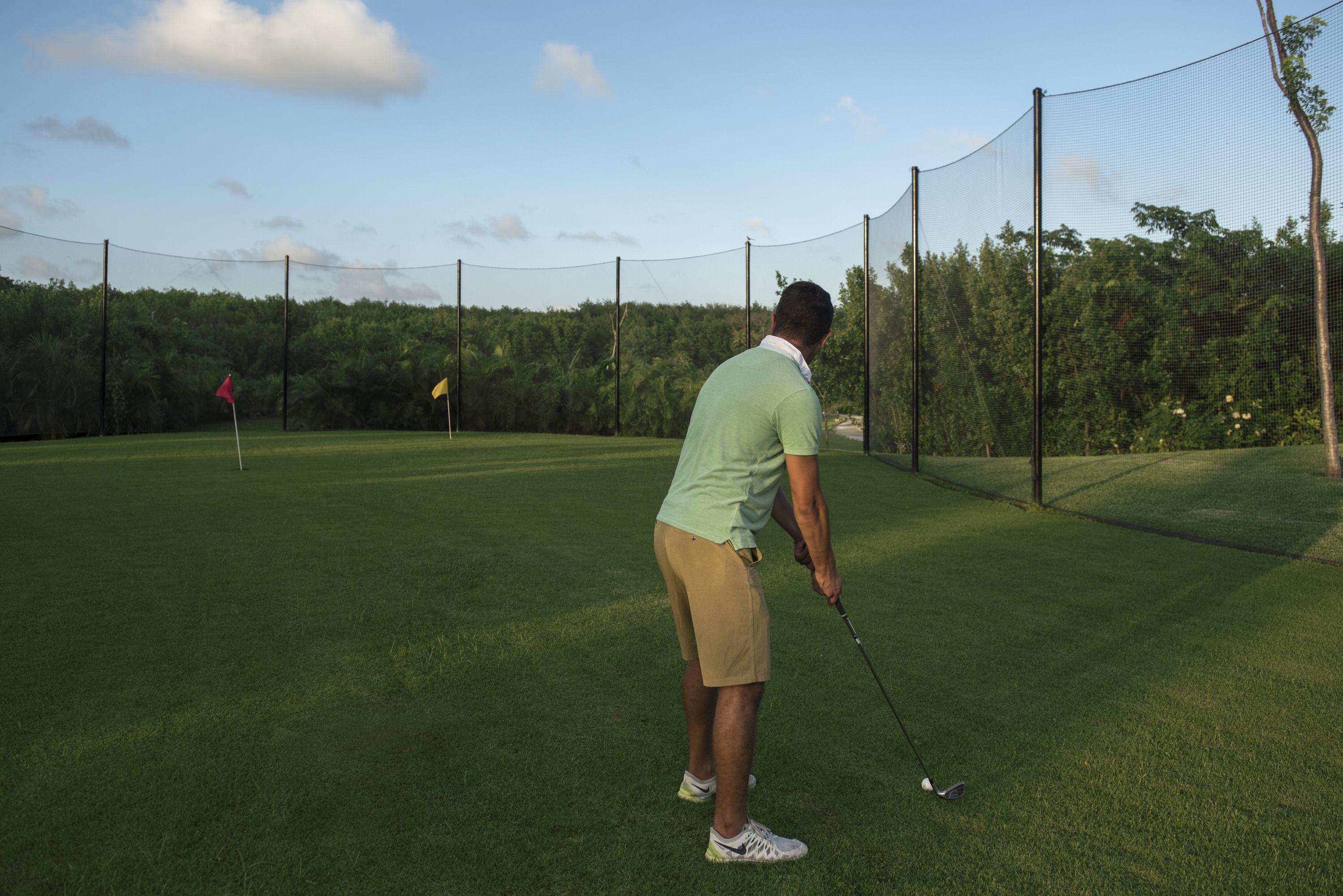 Platinum Yucatan Princess Adults Only Плайя-дель-Кармен Екстер'єр фото A golfer at the driving range