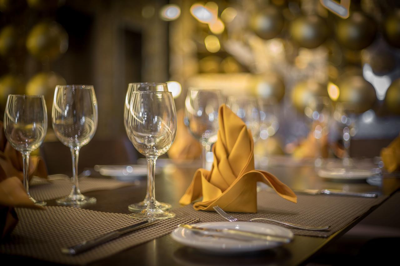 Platinum Yucatan Princess Adults Only Плайя-дель-Кармен Екстер'єр фото A table set for fine dining