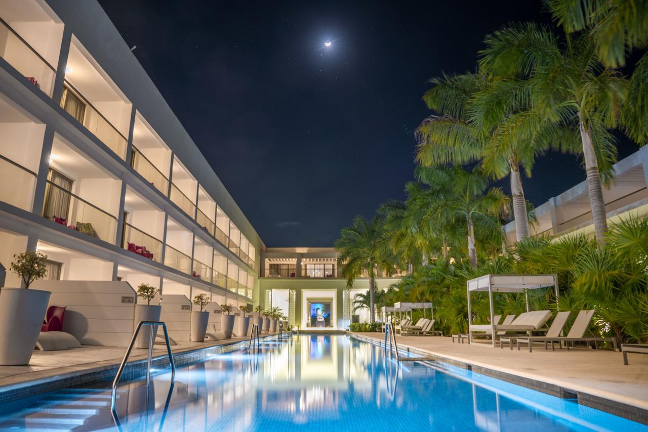 Platinum Yucatan Princess Adults Only Плайя-дель-Кармен Екстер'єр фото The pool at the hotel